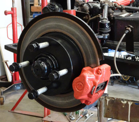 Schijfremmen vóór, remklauwem gereviseerd en voorzien van nieuwe remblokken.