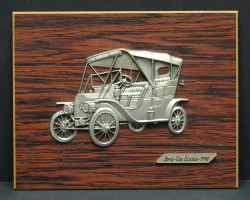 Wanddecoratie  uitgegeven door Automobielbedrijf Huiskes N.V. in Hengelo en Delden, met een T-Ford.