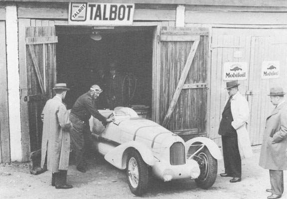 Talbot 4-liter sport. De eerste test in 1936 op Montlhéry. Van links naar rechts fabrieks-carrossier Mondiglio, coureur Morel, Antony Lago en ingenieur Walter Becchia.