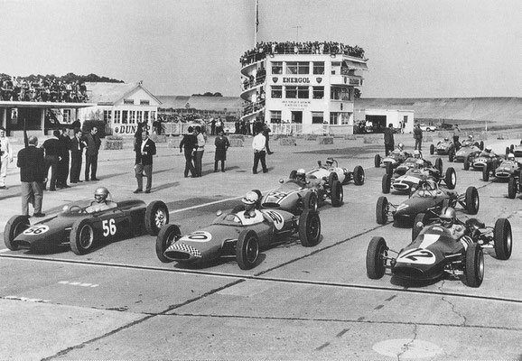 Start van de Coupe de l'Agaci 1962 op Montllhéry. Op de achtergrond is de steile wand te zien.