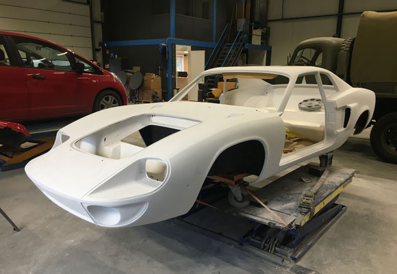 Carrosserie geschuurd, spuitklaar.