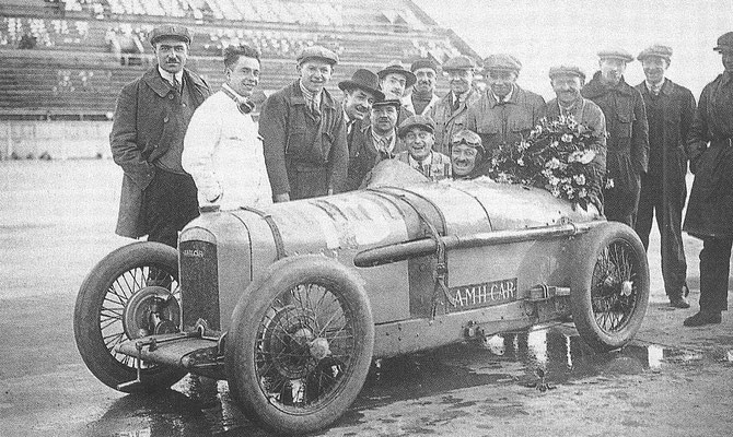Amilcar C6 met coureur Morel in 1927 op het circuit van Montlhéry.