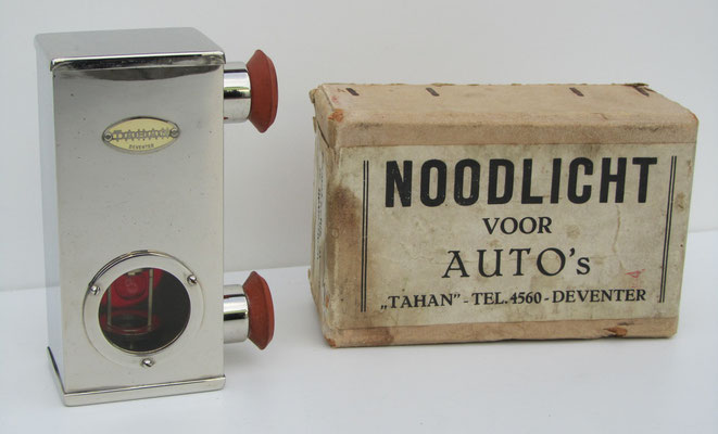 "Noodlicht voor auto's" van Tahan uit Deventer met de originele doos. Het noodlicht is voorzien van twee zuignappen. In het vernikkelde noodlicht kan men door een schakelaar te bedienen een lampje laten branden op een batterij.