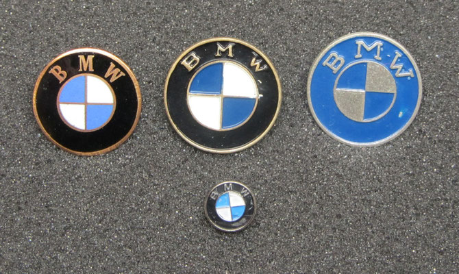 BMW speldjes, het linker speldje is geëmailleerd.