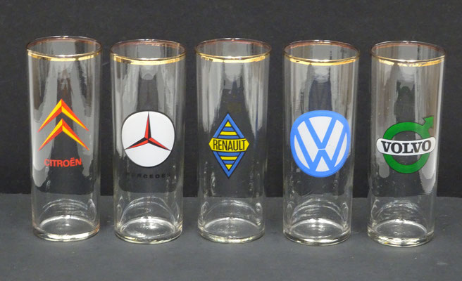 Glazen met  emblemen van automerken.