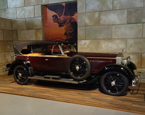Isotta Fraschini Tipo 8A uit 1927 met een Dual-Cowl Phaeton koetswerk van carrosseriebouwer Van Rijswijk uit Den Haag. (Louwman Museum in Den Haag)