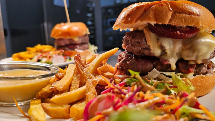 Hamburger maison préparé par le grillardin du Motor Grill