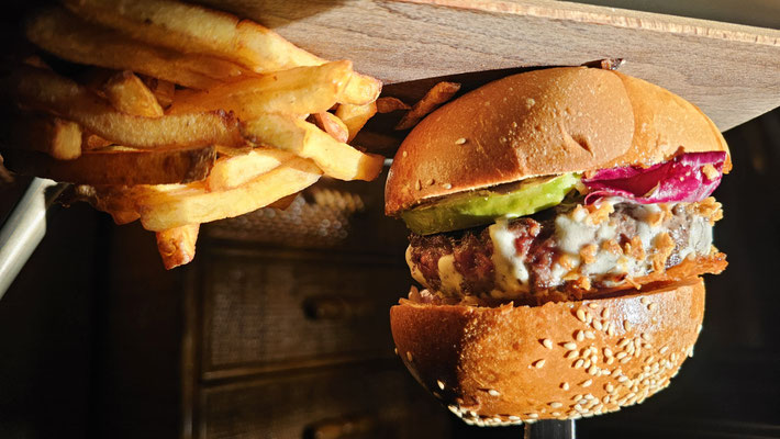 Burger maison au Motor Grill avec steak haché artisanal et fromage fondant