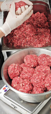 Steak haché de bœuf maison pour hamburger artisanal au Motor Grill