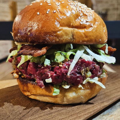 Burger gourmet fait maison avec produits frais – Motor Grill