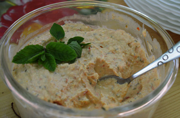 Cremes, Dips und Saucen bereichern jedes Grillbuffet