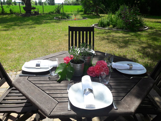 Im Sommer bietet unser Garten ein herrliches Ambiente für Ihre Grillevents...
