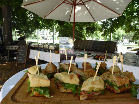 Grillbuffet beim Sommerfest für den Berliner Senat (in Zusammenarbeit mit Wedding-Catering)