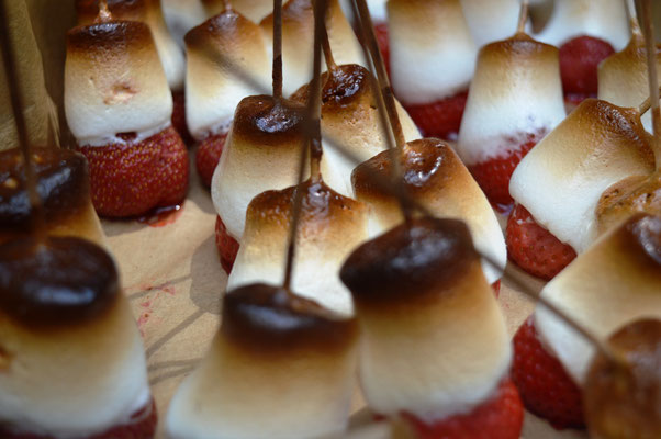Marshmallows auf Erdbeeren als Zwischengang