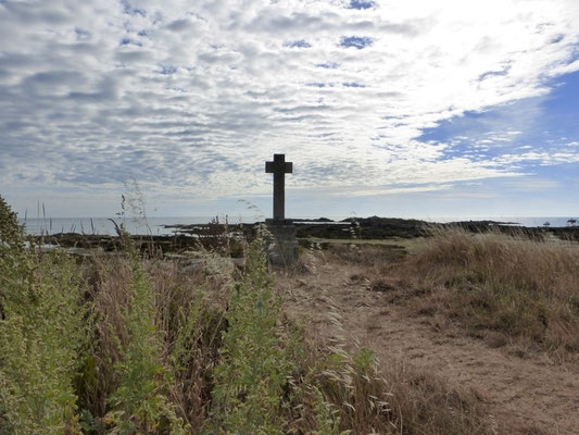 Une croix avant le phare en hommage des marins disparus