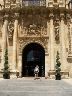 Une pélerine devant le parador