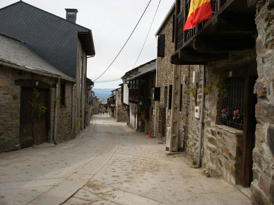 La rue  centrale du village