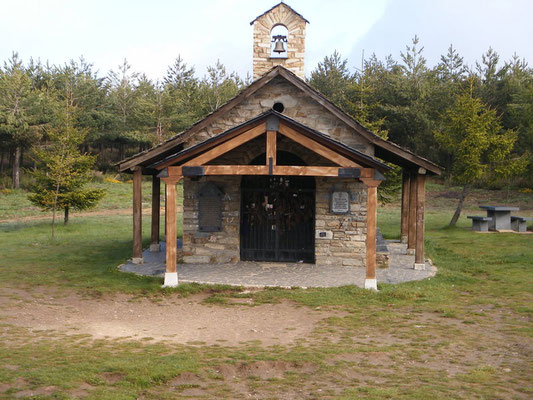 La petite chapelle à la Croix de Ferro