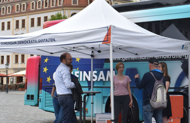 Stiftungsmitarbeiter und Christian Piwarz im Bürgergespräch