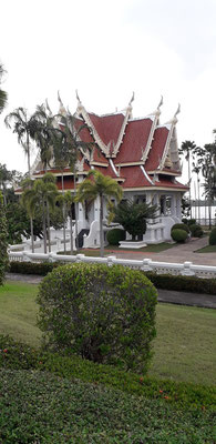 Maitreya’s Hall (29th Buddha) am Ban Amphoe See