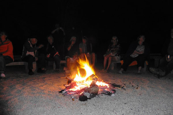 abentliches Lagerfeuer im Camping