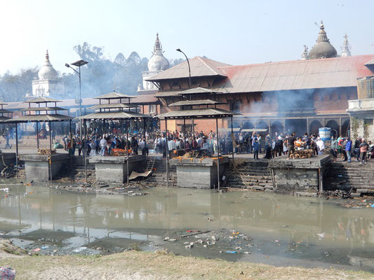 Verbrennung der Leichen beim Vatsaleshwari Tempel