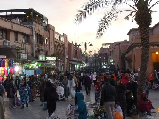Boulevard beim Place Djamâa el-Fna