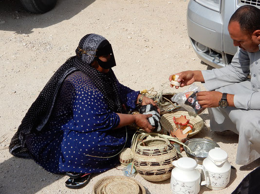 Beduinenfrau mit ihren Korbwaren