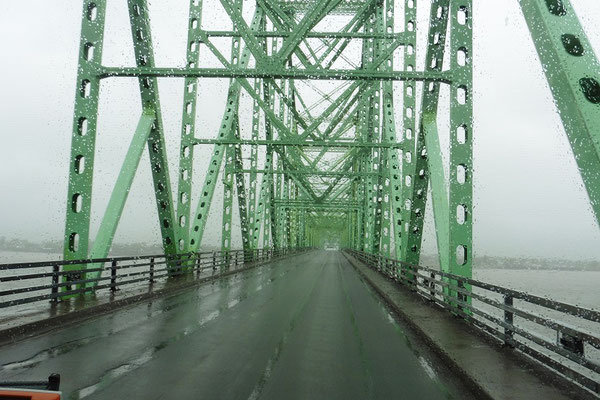 Die Grenzbrücke in Campbellton NB nach Québec (QC)