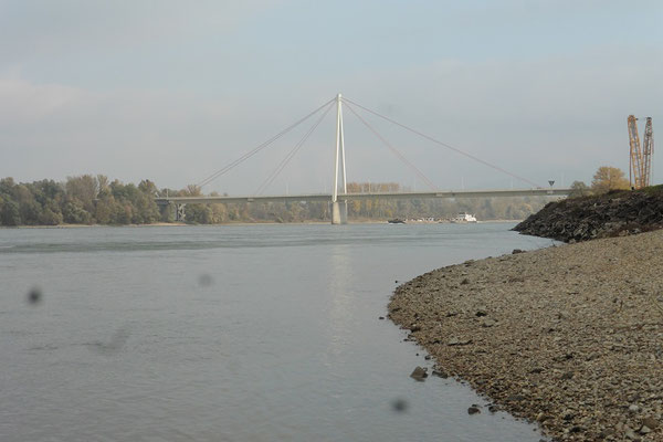 Strassenbrücke über die Donau bei Hainburg