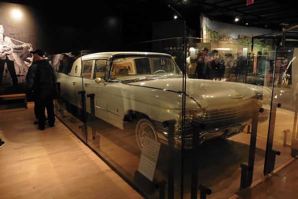 Country Music Hall of Fame und Museum - goldener Cadillac von Elvis Presley