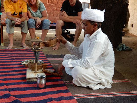 Opium-Zeremonie bei der Bishnoi-Religionsgemeinschaft