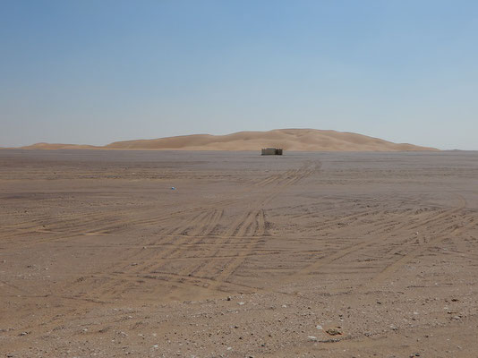 Einsame Sanddüne inmitten der Steinwüste