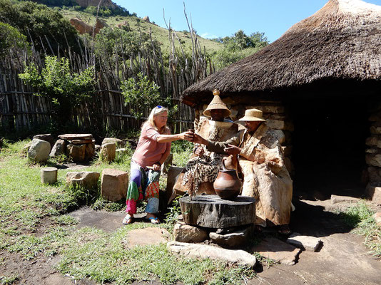 Basotho Cultural Village - traditionell hergestelltes Bier als Begrüssung