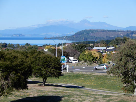 Taupo, im Hintergrund Tongariro Vulkane