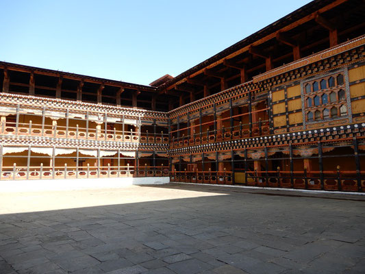 Im Innenhof des Paro Dzong