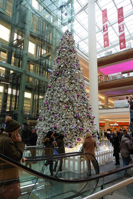 Weihnachtsbaum in einem Einkaufscenter in Baku