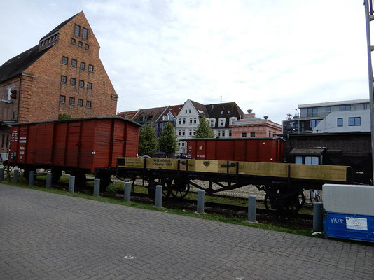 historische Bahnwagen am Stadthafen