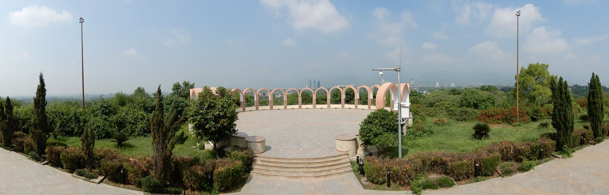 Blick vom Pakistan Monument auf die Stadt