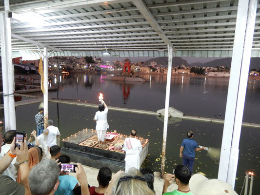 Abendliche Lichterzeremonie am Pushkar-See