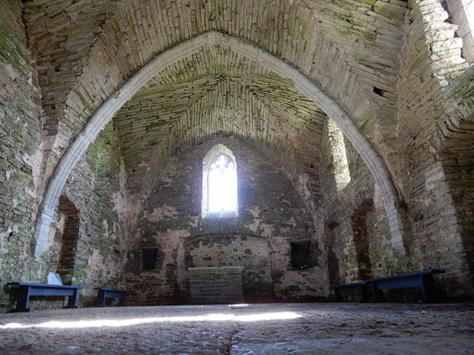 Das schlichte Innere der Kapelle von Saha