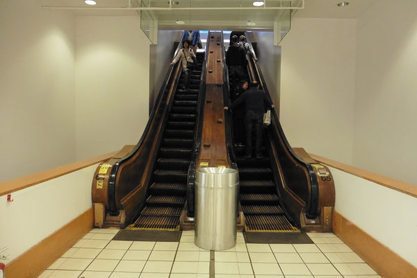 Holzrolltreppe im Macy's Warenhaus