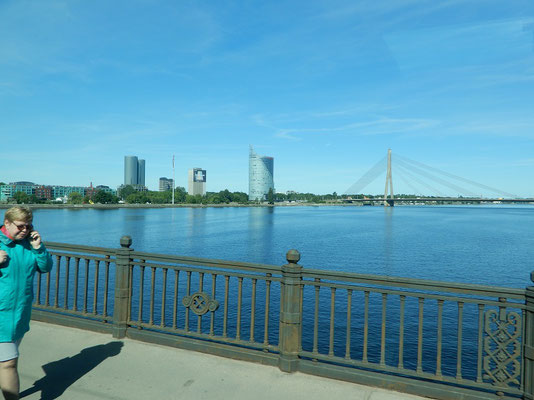 Neu Stadtteile mit Daugava Fluss