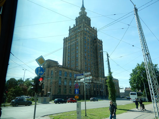 "Sowjetische Geburtstagstorte" - Stalinistisches Gebäude