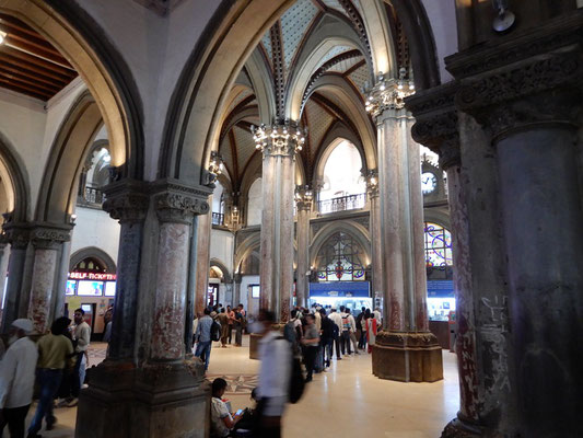 Schalterhalle im Victoria Terminus