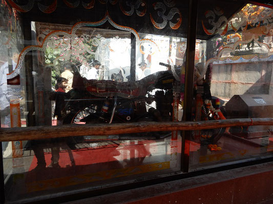 Das mysteriöse Motorrad im Bullit Baba Tempel