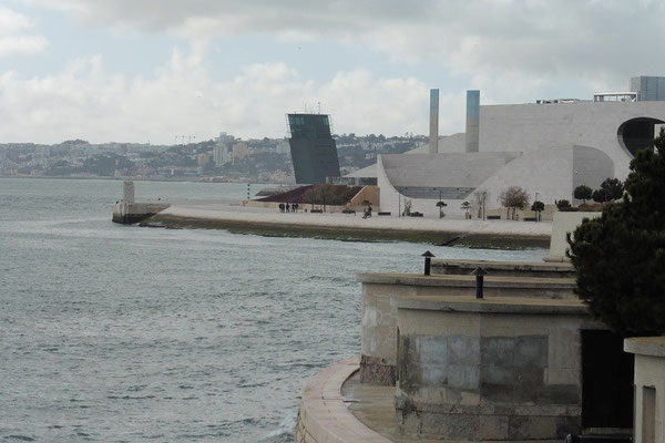 Der schiefe Turm der Hafenverwaltung Lissabon