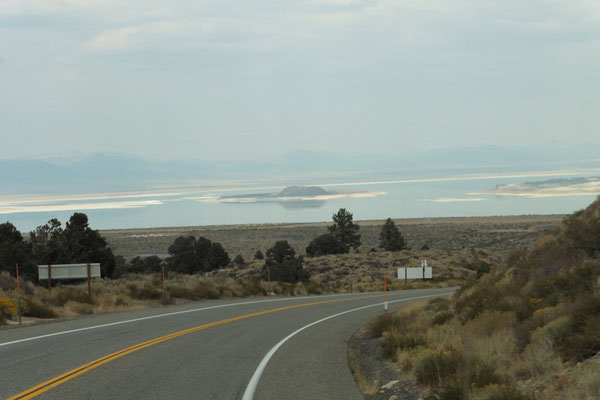 In der Ferne ist der Mono Lake sichtbar