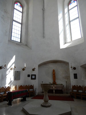 Taufkapelle, wo in Vollmondnächten die "weisse Dame" erscheinen soll (Spuk)