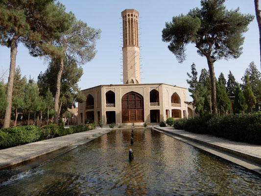 Persischer Garten mit 33 m hohem Windturm